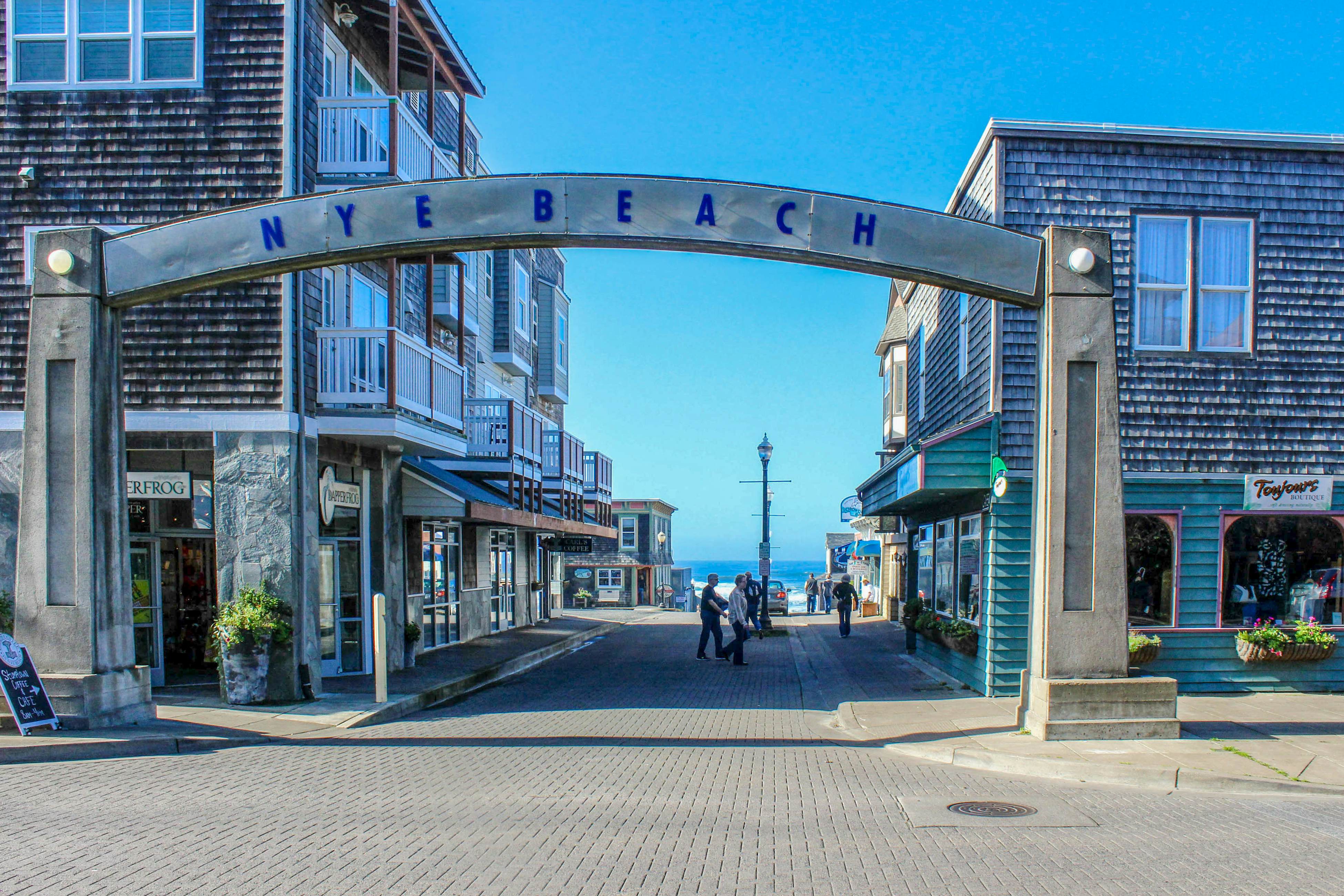 Nye Beach Lighthouse Vista