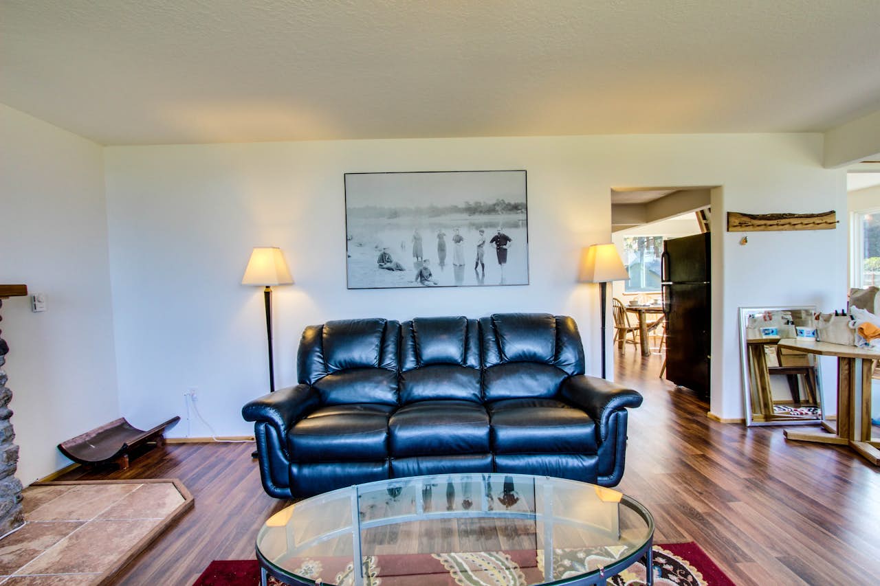 HATS House 3 BD Vacation Rental in Coos Bay, OR Vacasa