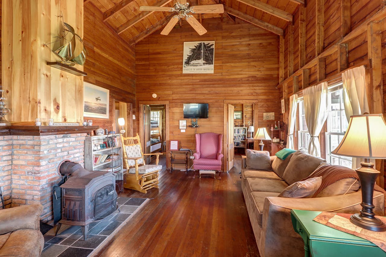 Vancies Cottage 2 BD Vacation Rental in Grand Isle, VT Vacasa