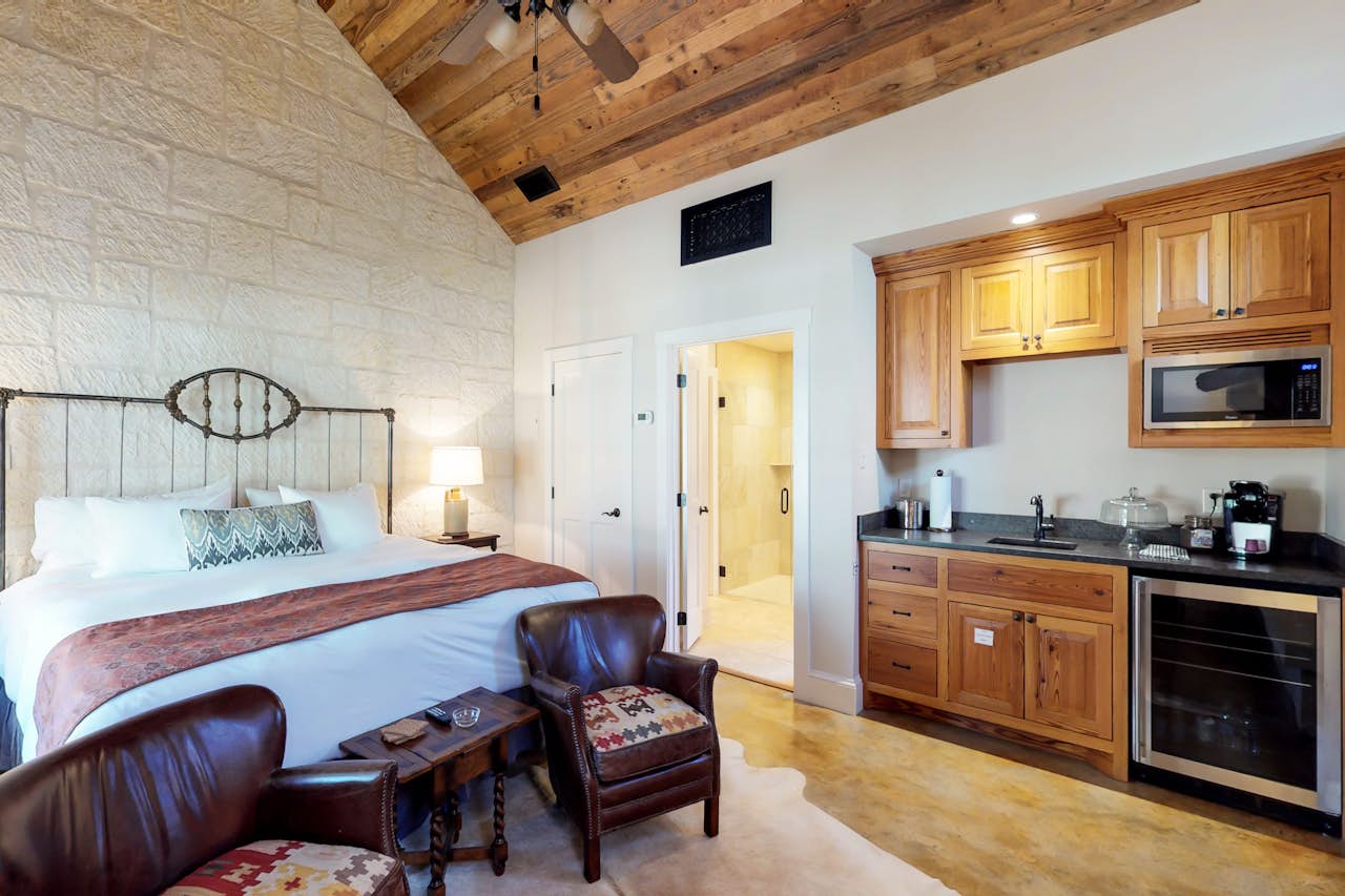 The Blacksmith Quarters on Barons Creek Full Property 11 BD Vacation