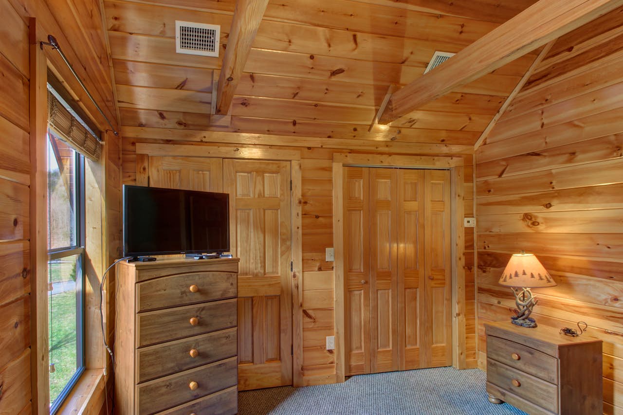 Fit For Kings Cabin 4 BD Vacation Rental in Sevierville, TN Vacasa