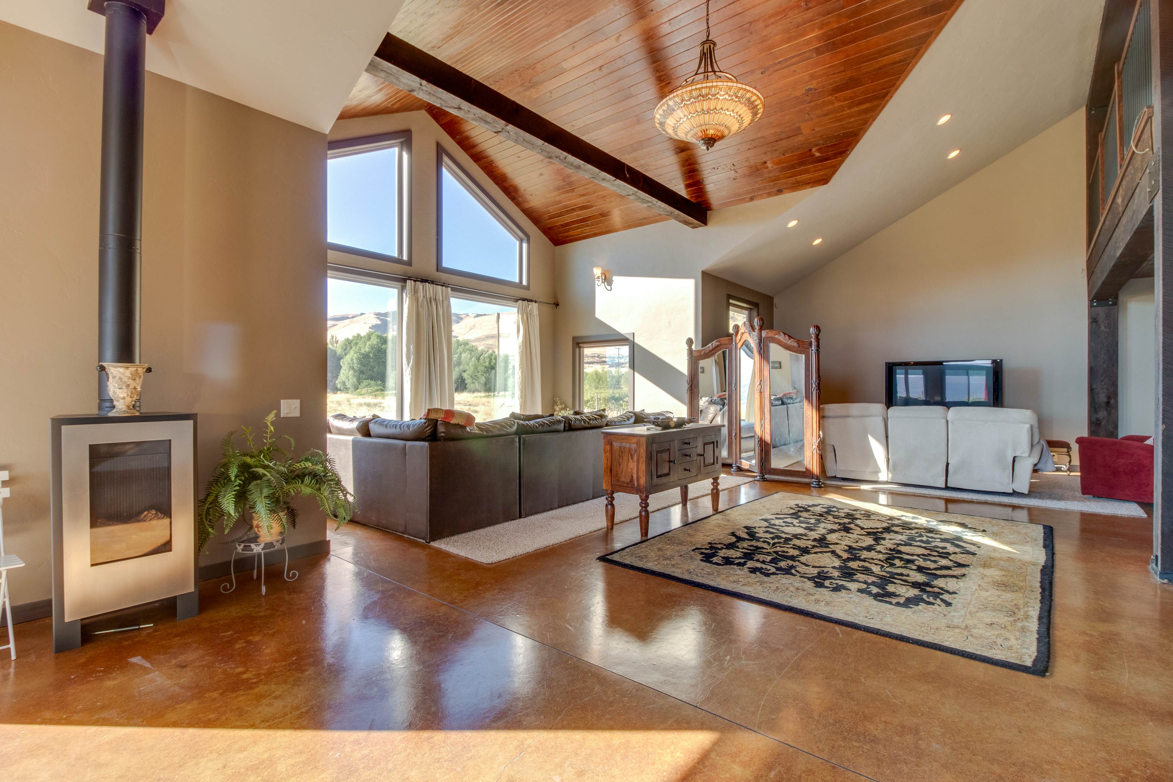 Grapevine Lodge 4 BD Dallesport, WA Vacation Rental Vacasa