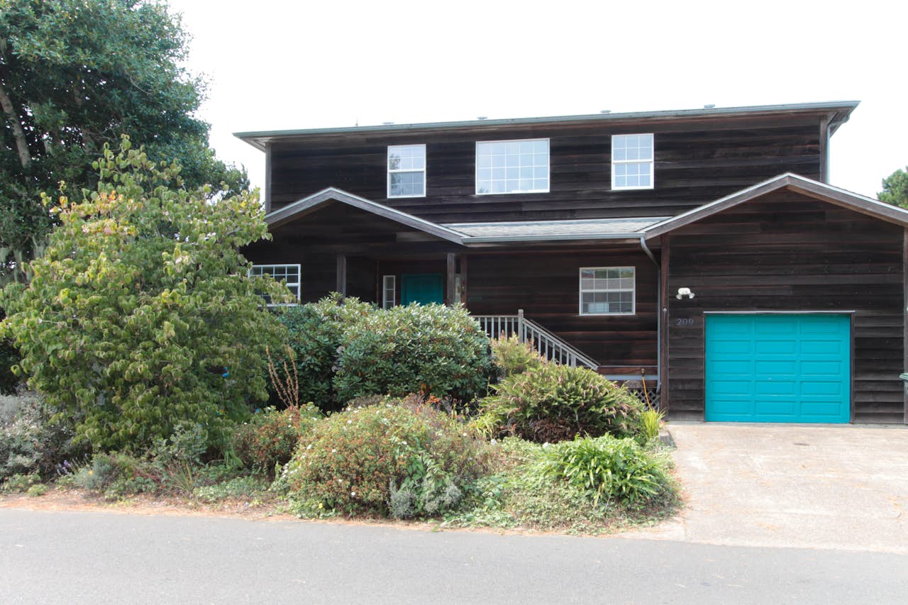 The Shideler House 3 BD Vacation Rental in Waldport, OR Vacasa