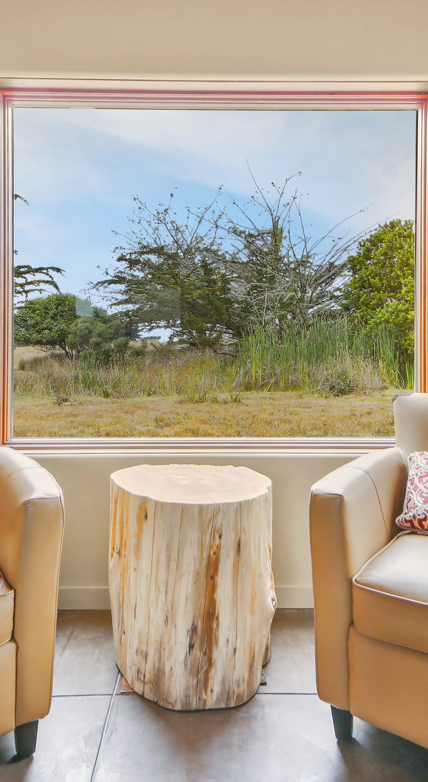 A cozy nook awaits you in this living room, ideal for quiet conversations or simply soaking in the surrounding beauty.
