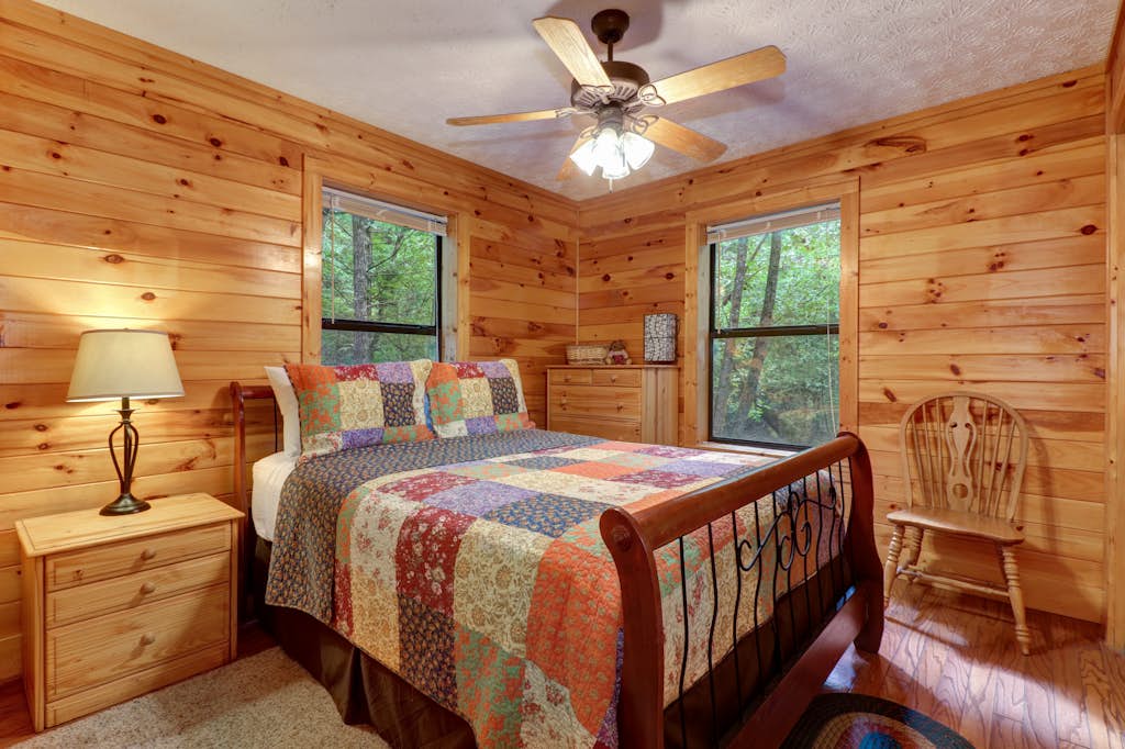 Creekside Cabin, Sleeps 8, Hot Tub, Foosball โ Pigeon Forge, TN โ vacation rental