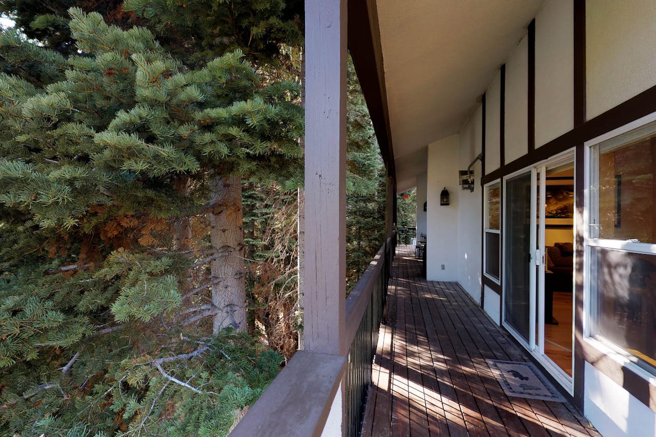 Squaw Valley Ski Flat 56 3 BD Vacation Rental in Squaw Valley, CA