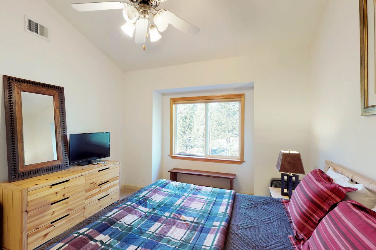 Squaw Valley Ski Flat 56 3 BD Vacation Rental in Squaw Valley, CA