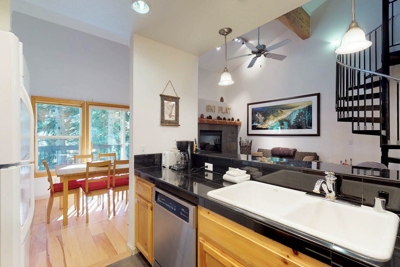 Squaw Valley Ski Flat 56 3 BD Vacation Rental in Squaw Valley, CA