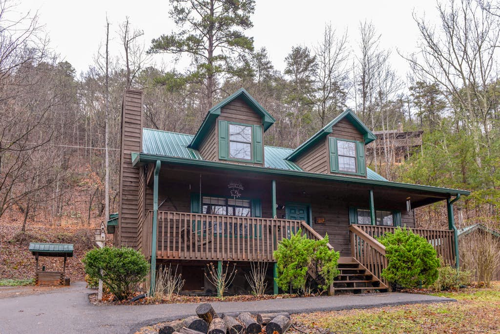 Homey Cabin, Sleeps 8, Hot Tub, Fireplace, Pool table — Sevierville, TN — vacation rental