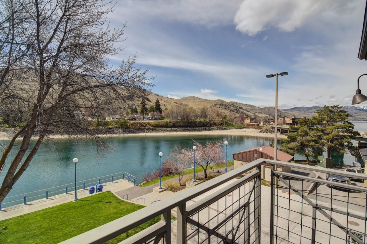Lakeview Hotel 204 0 BD Vacation Rental in Chelan, WA Vacasa