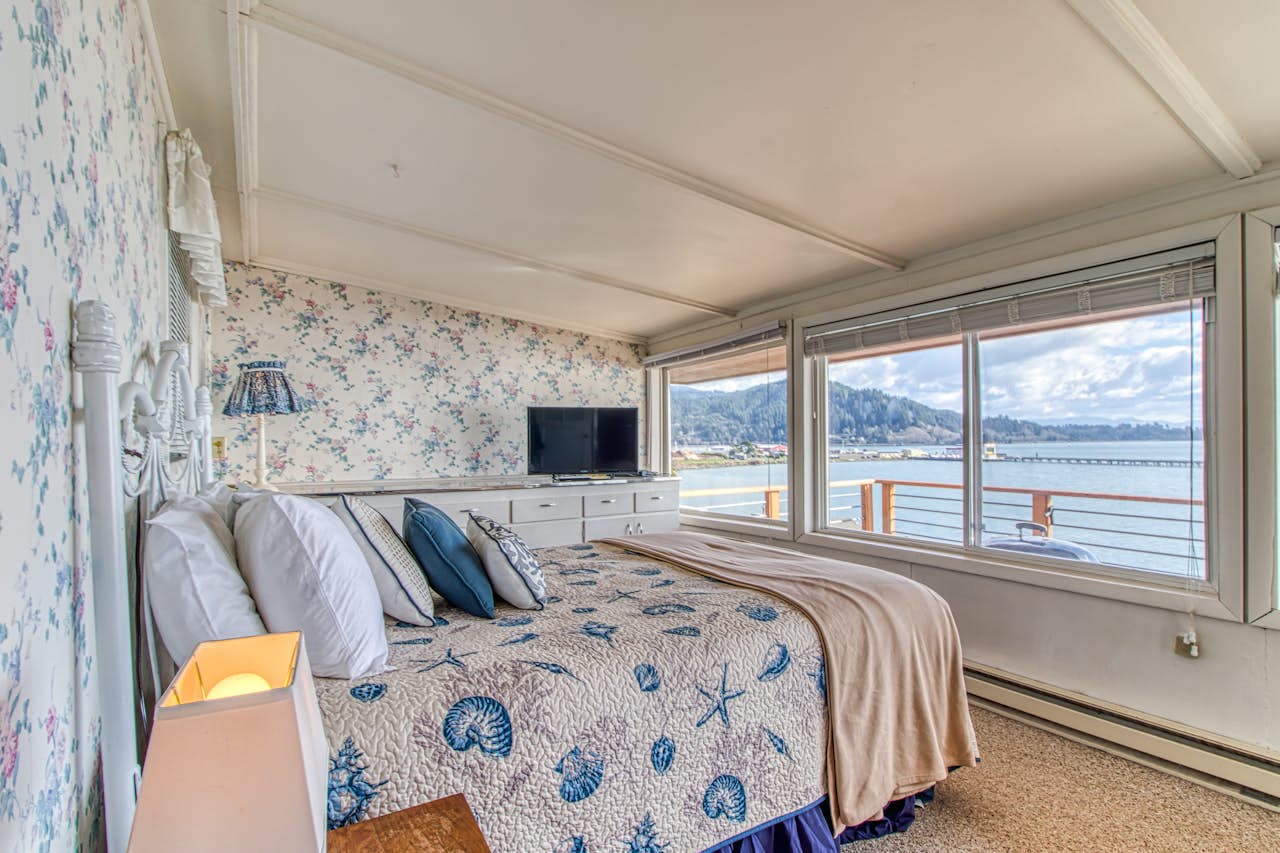 Fisherman's Dream Boat House 2 BD Vacation Rental in Garibaldi, OR