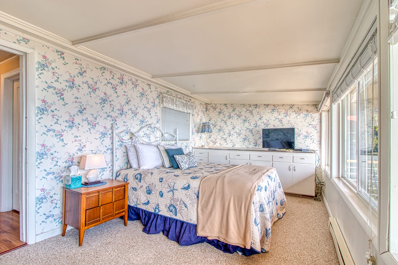 Fisherman's Dream Boat House 2 BD Vacation Rental in Garibaldi, OR