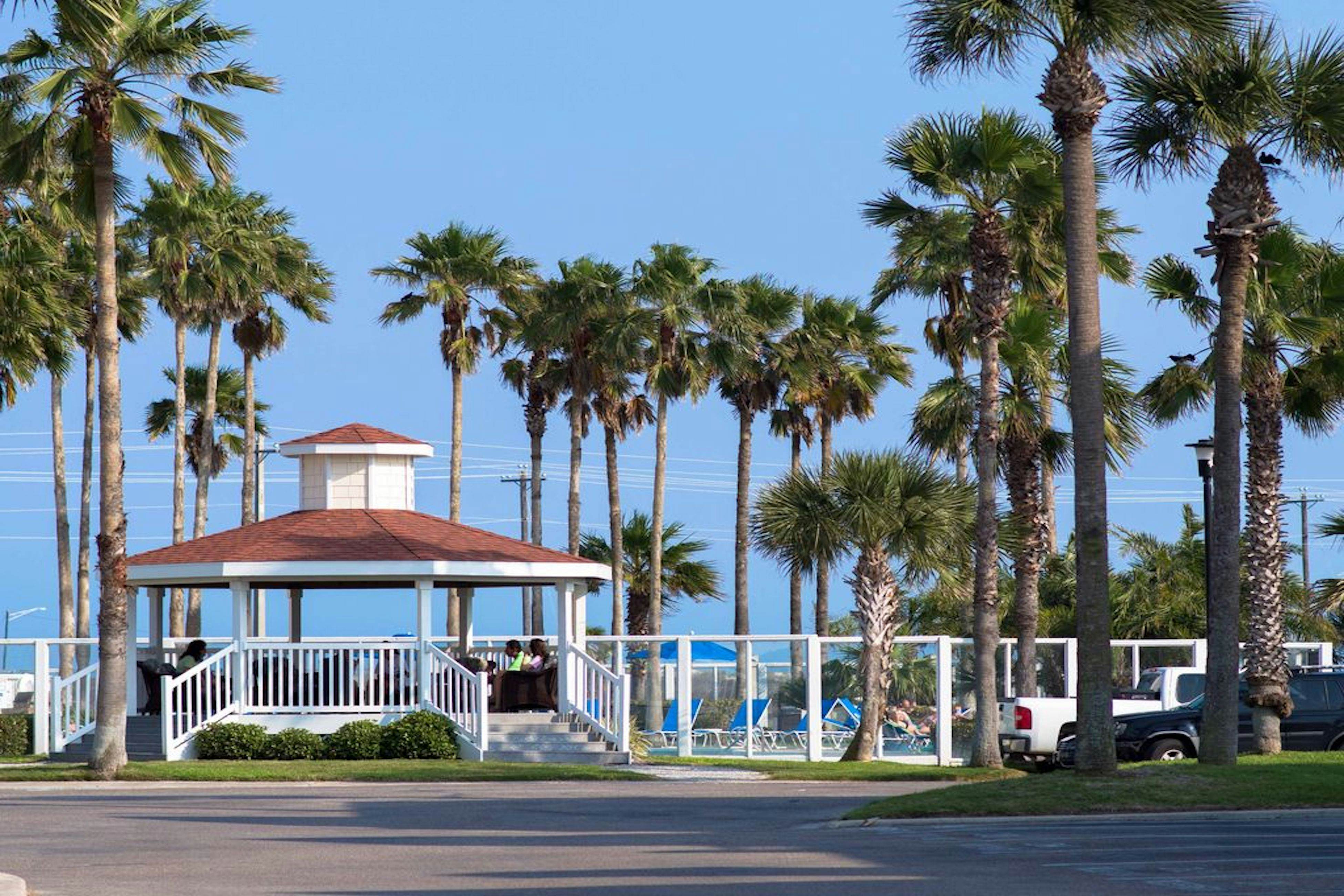 Beach Club - Ocean Breeze Retreat – Island Condo