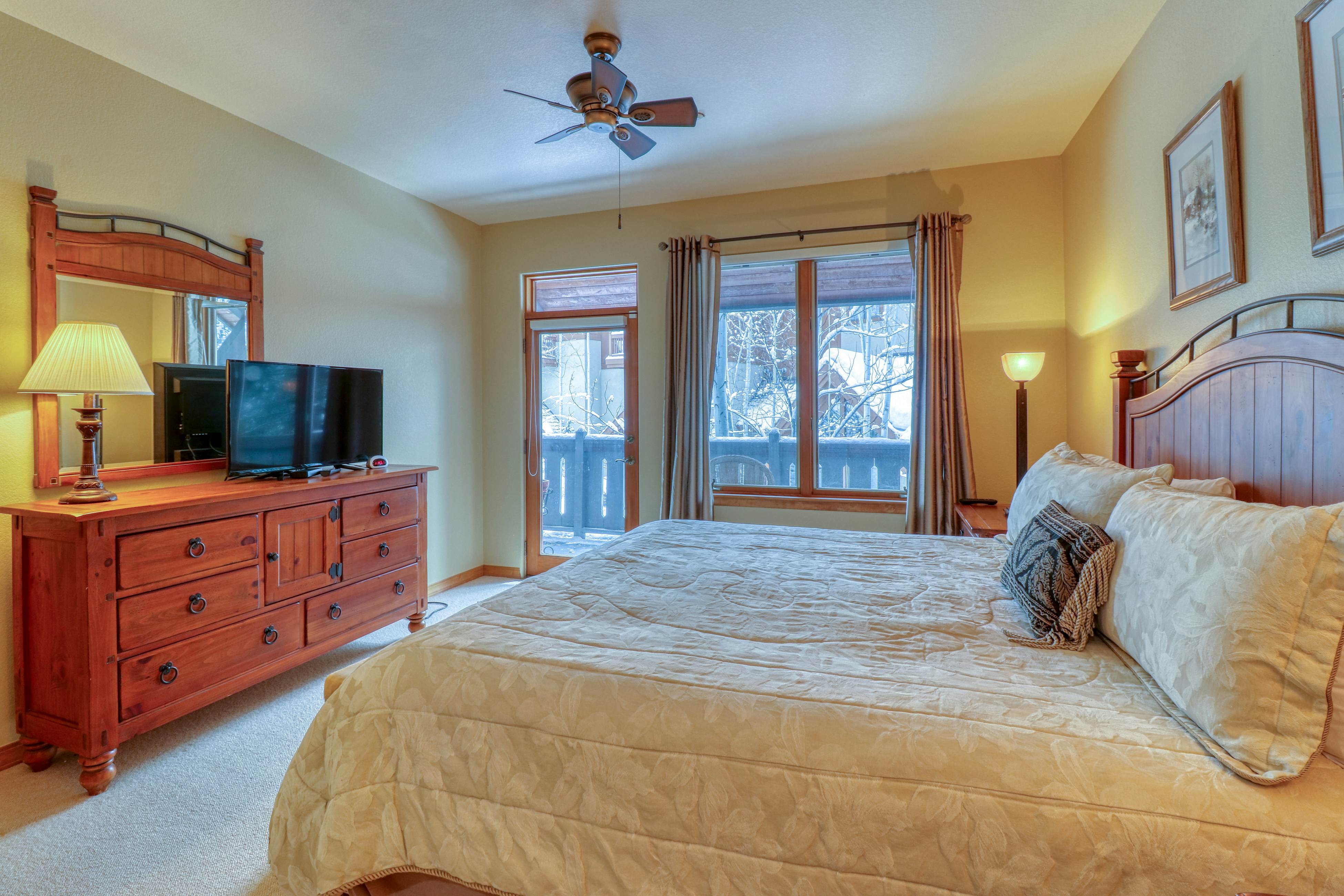 Spruce Tree Lodge #208