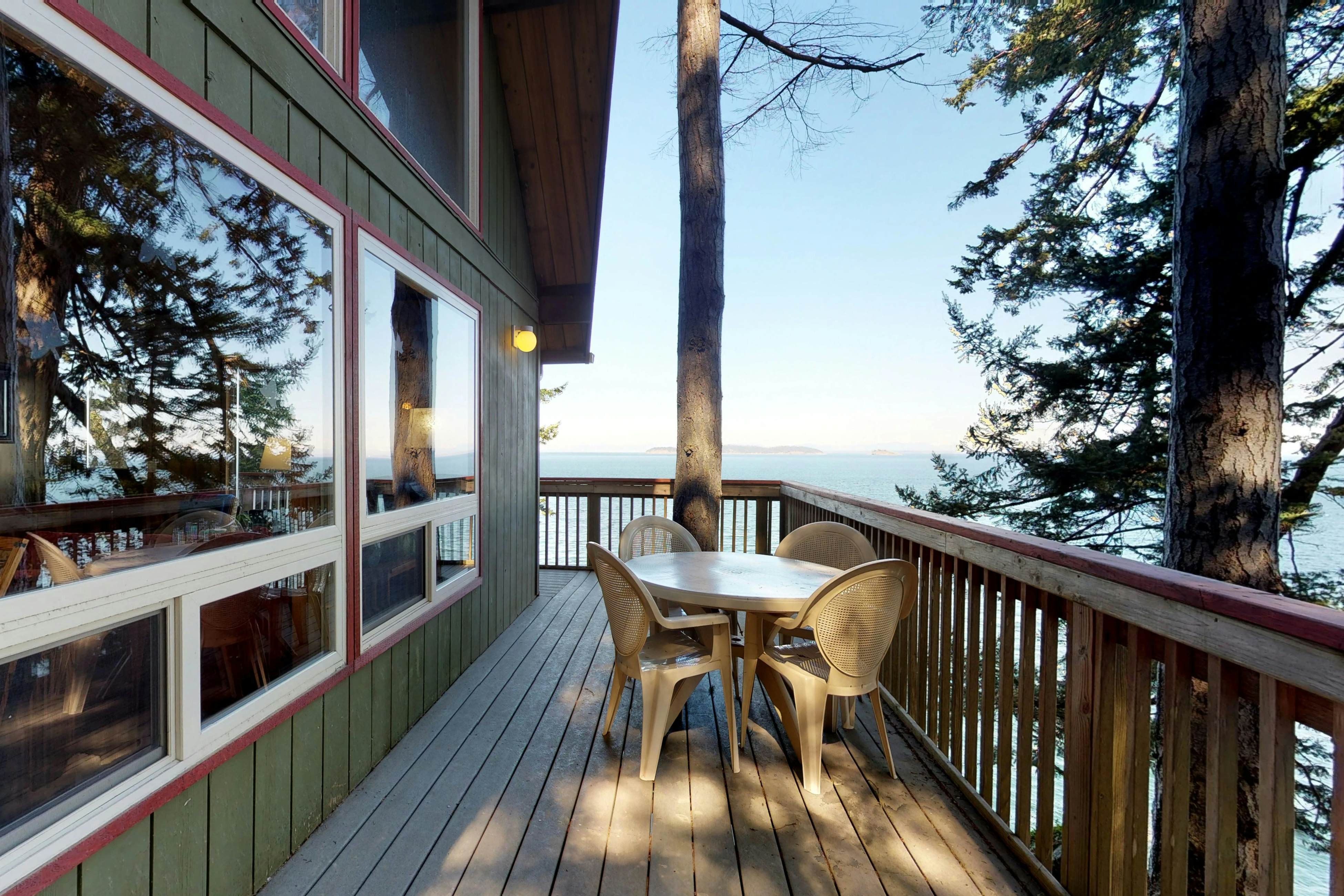 Whale View Waterfront Cottage