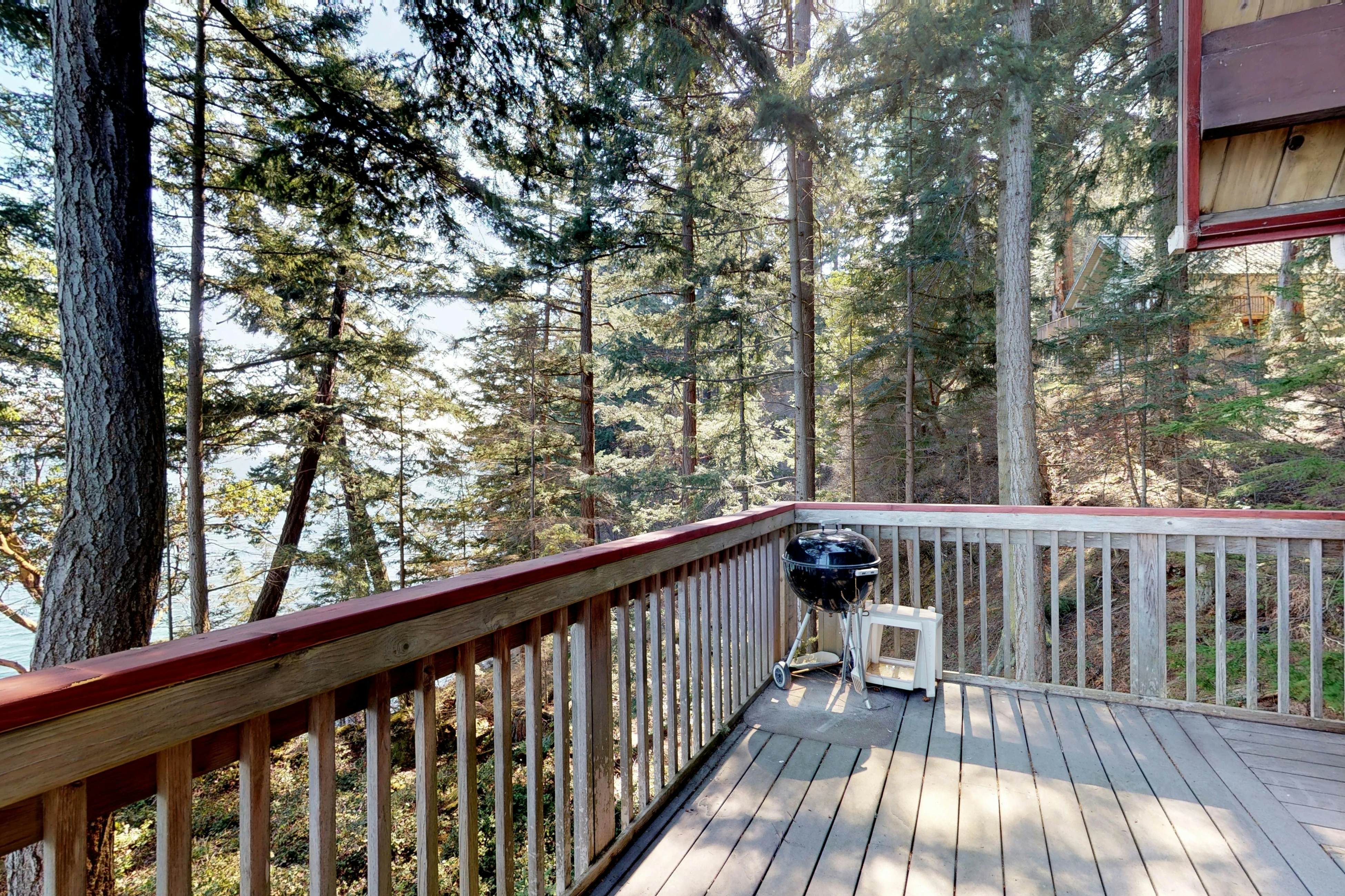 Whale View Waterfront Cottage