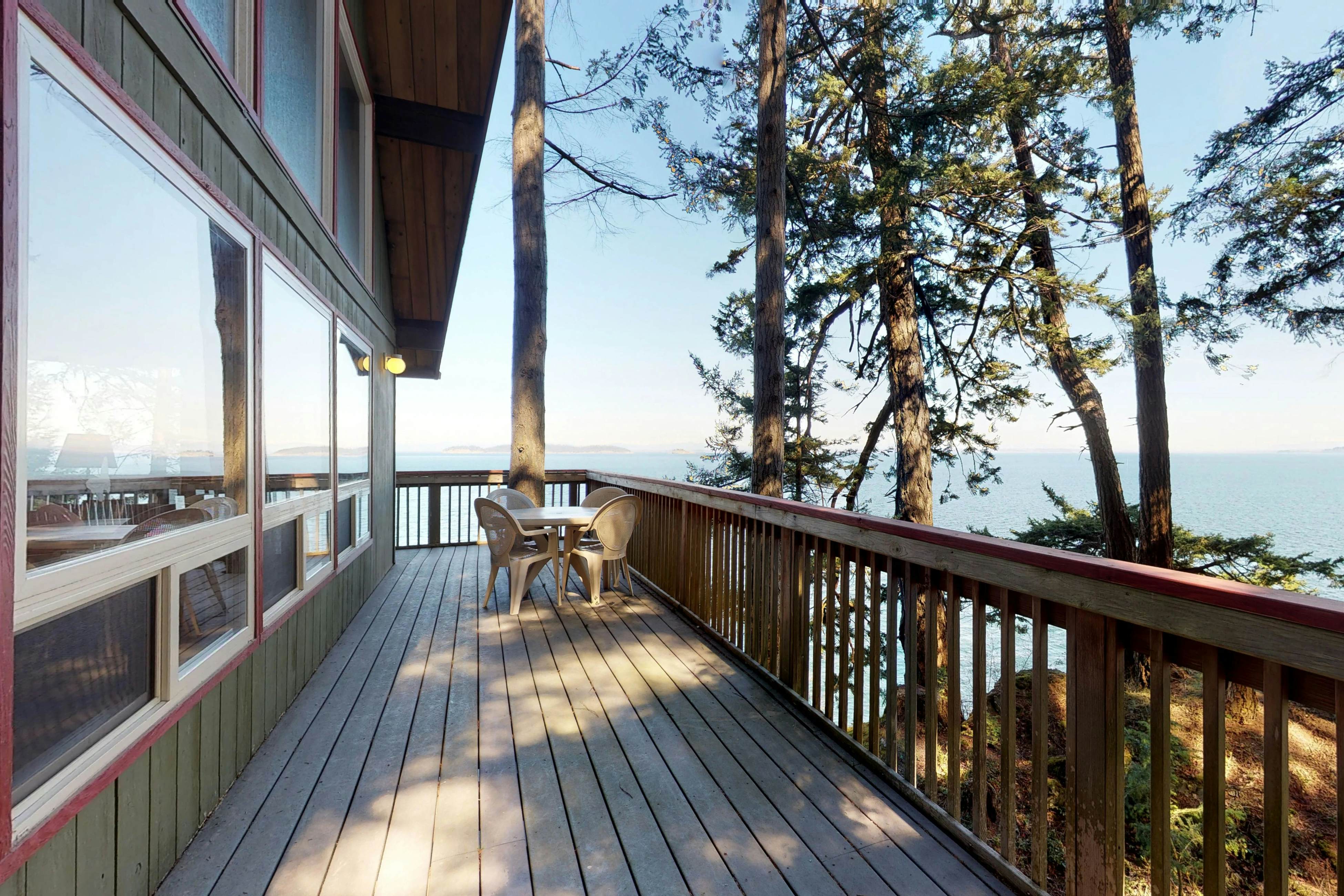 Whale View Waterfront Cottage