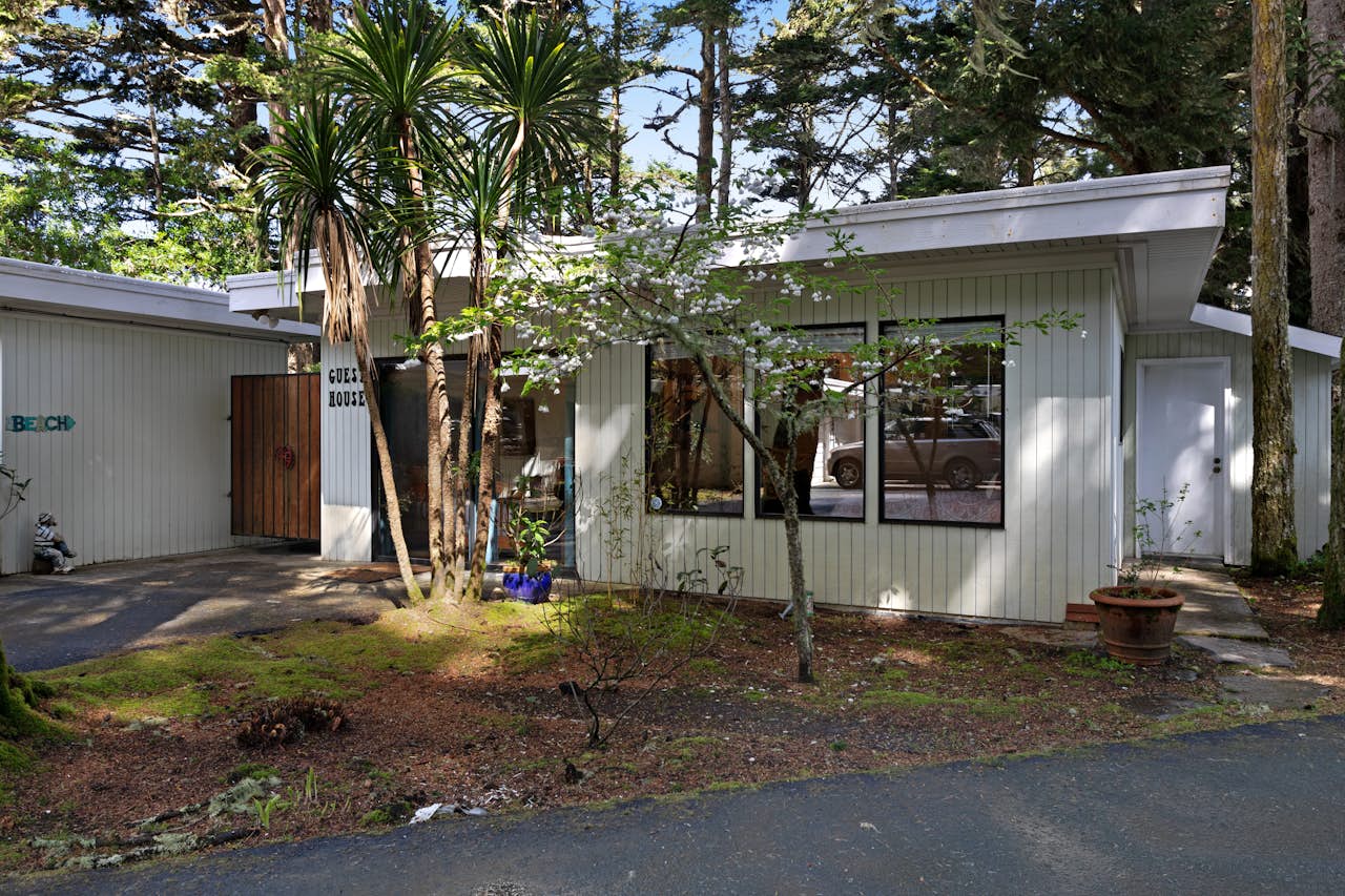 Seagate Guest House 3 BD Vacation Rental in Coos Bay, OR Vacasa