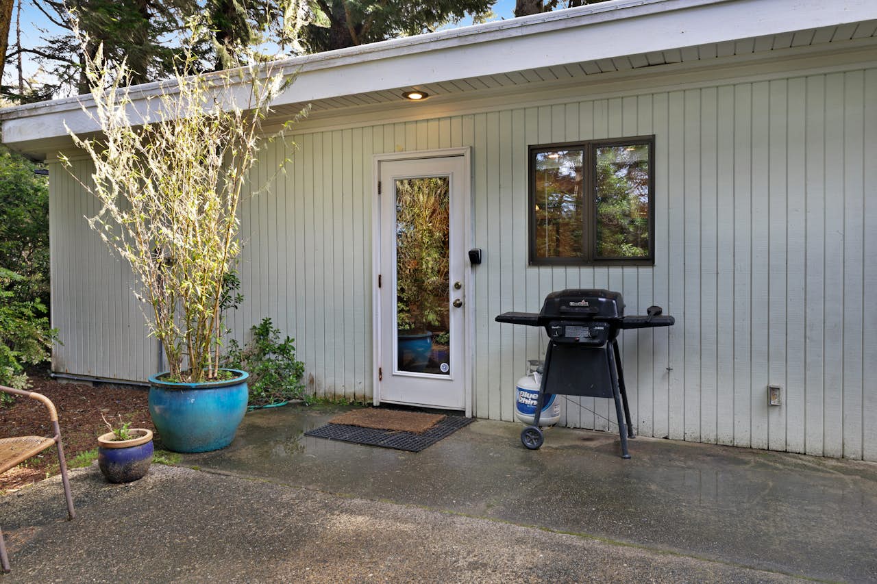 Seagate Guest House 3 BD Vacation Rental in Coos Bay, OR Vacasa