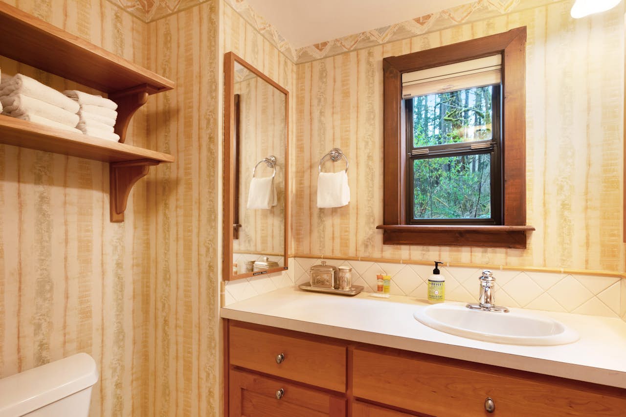 McKenzie River Cabin 5 BD Vacation Rental in Vida, OR Vacasa