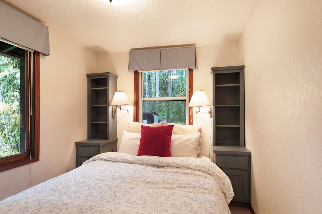 McKenzie River Cabin 5 BD Vacation Rental in Vida, OR Vacasa