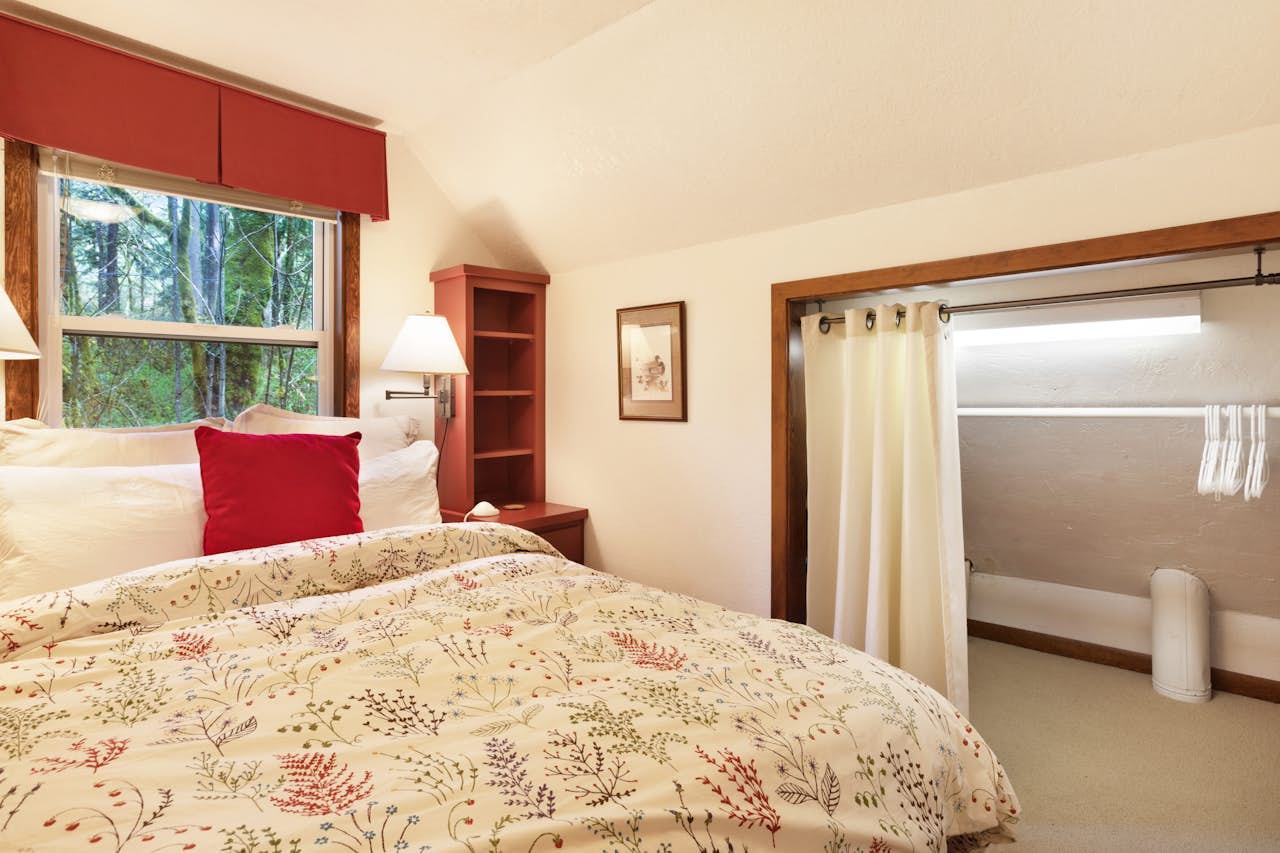 McKenzie River Cabin 5 BD Vacation Rental in Vida, OR Vacasa