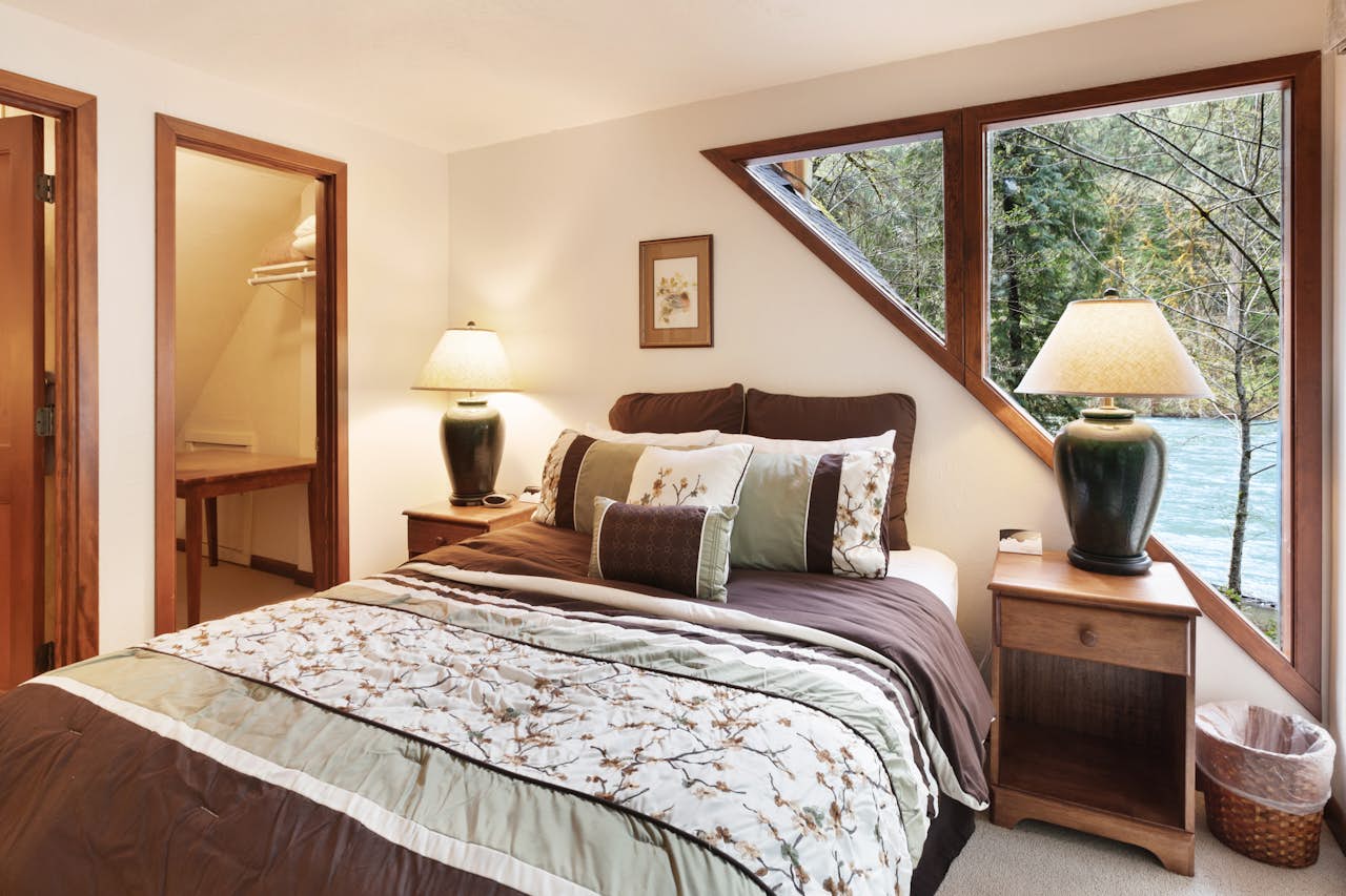 McKenzie River Cabin 5 BD Vacation Rental in Vida, OR Vacasa