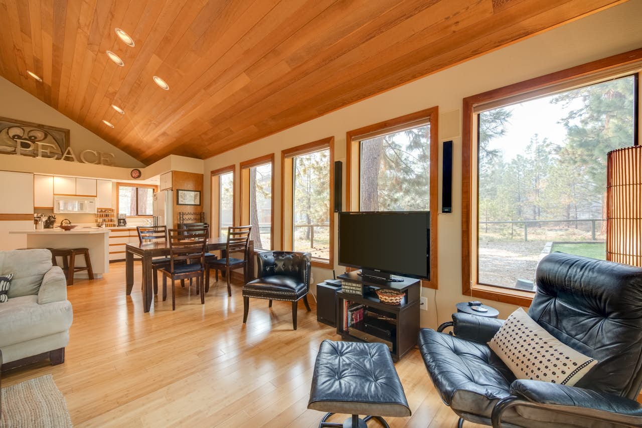 Sisters Tollgate Retreat with Hot Tub & WiFi 2 BD Vacation Rental in