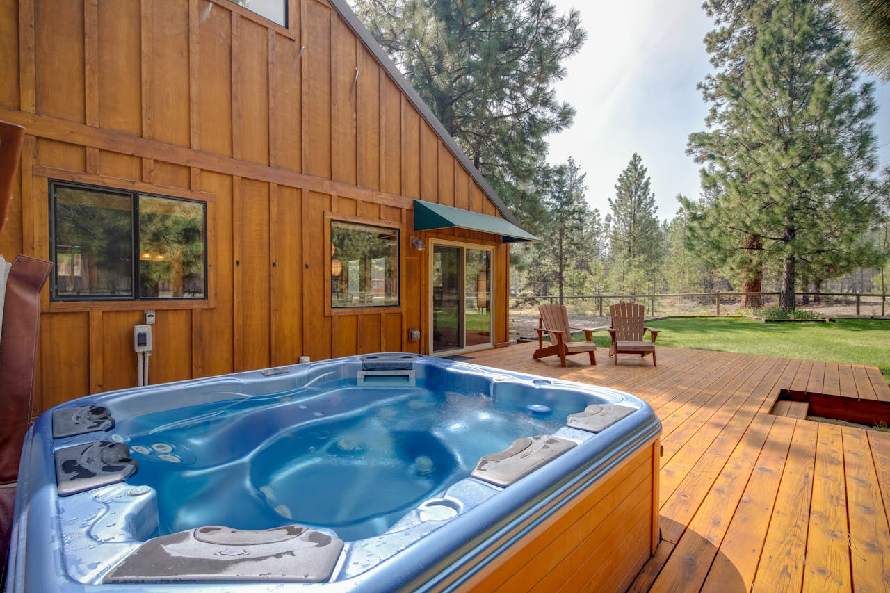 Sisters Tollgate Retreat with Hot Tub & WiFi 2 BD Vacation Rental in