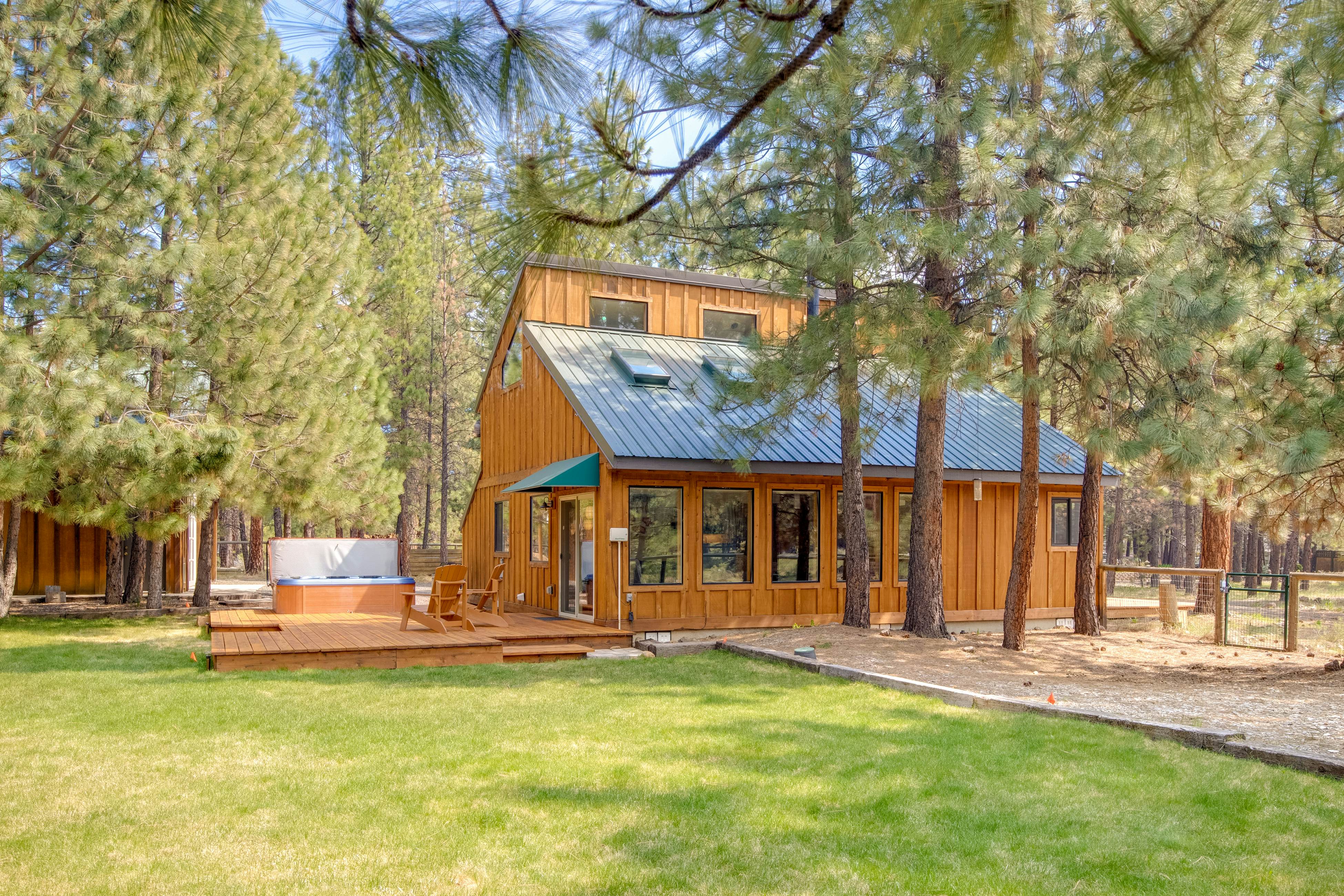 Sisters Tollgate Retreat with Hot Tub & WiFi 2 BD Sisters, OR