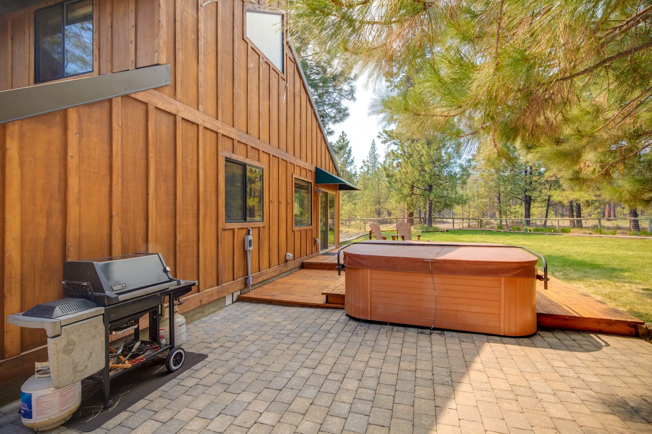 Sisters Tollgate Retreat with Hot Tub & WiFi 2 BD Vacation Rental in