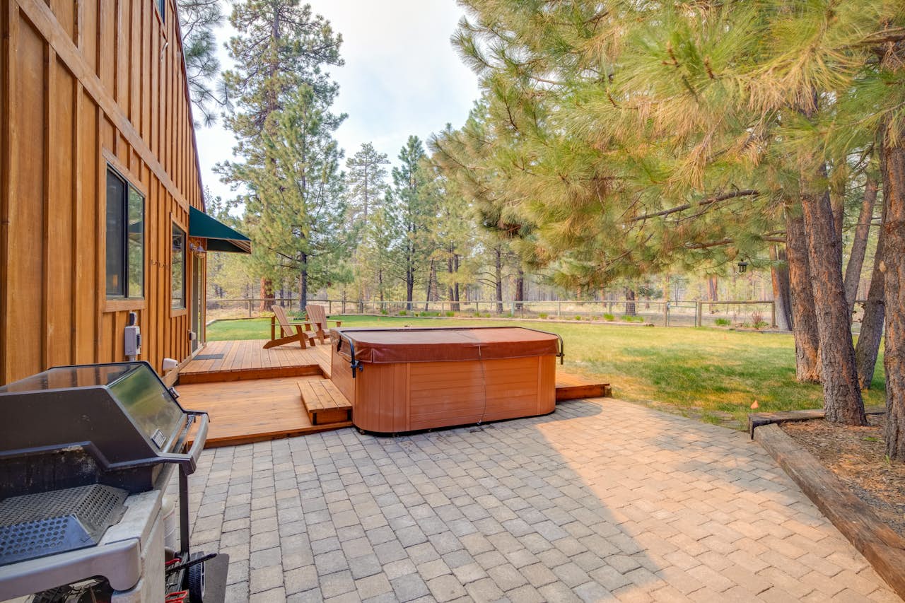 Sisters Tollgate Retreat with Hot Tub & WiFi 2 BD Vacation Rental in