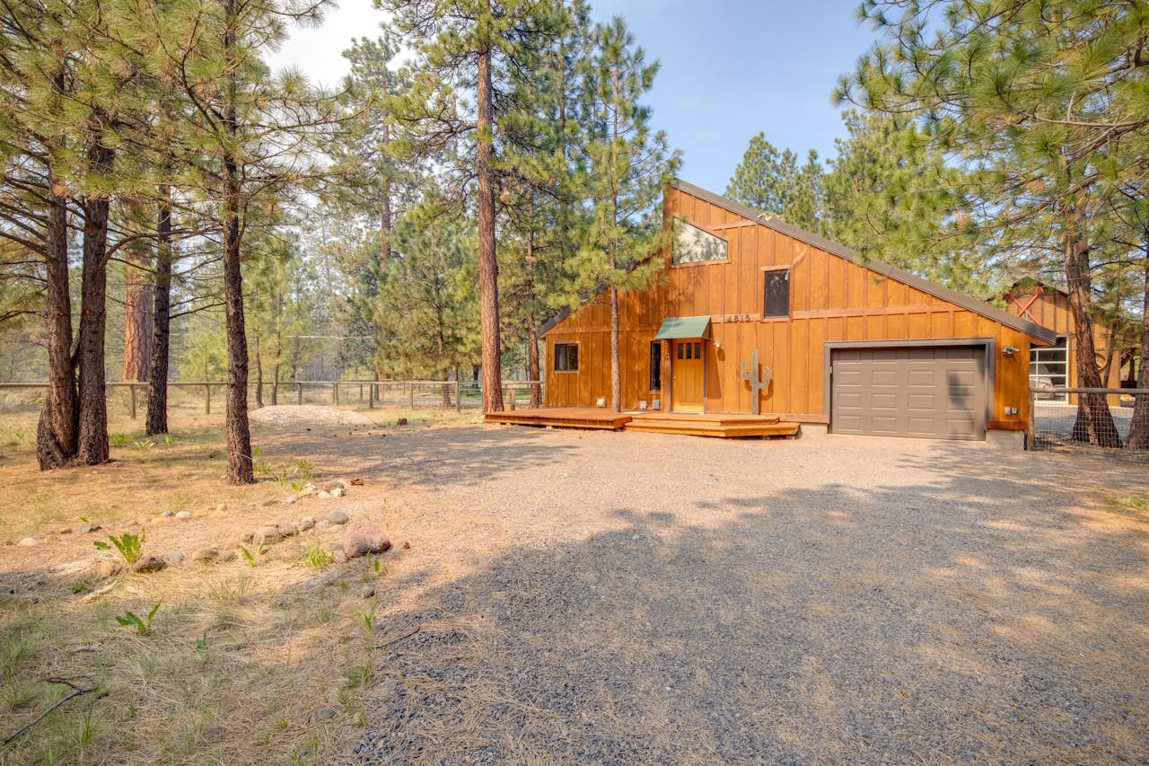 Sisters Tollgate Retreat with Hot Tub & WiFi 2 BD Vacation Rental in