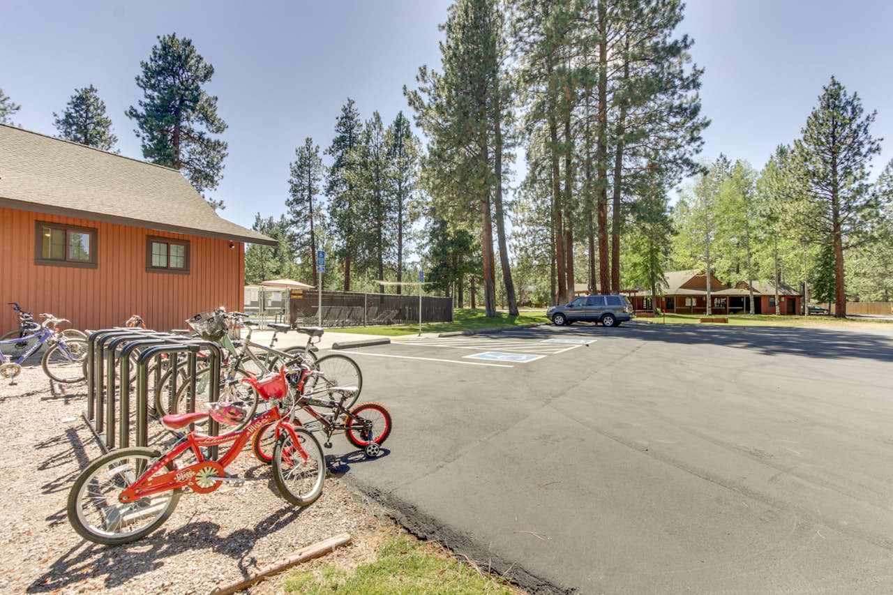 Sisters Tollgate Retreat with Hot Tub & WiFi 2 BD Vacation Rental in