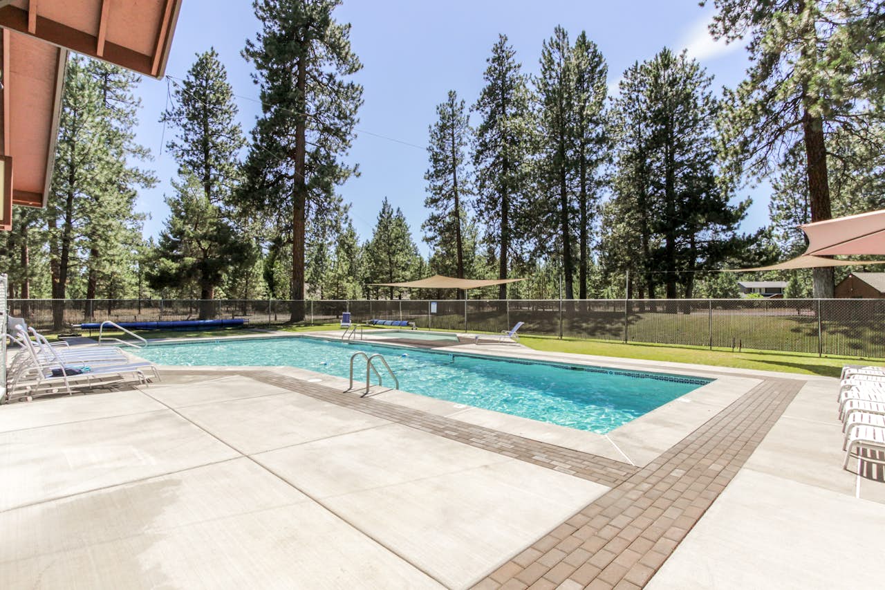 Sisters Tollgate Retreat with Hot Tub & WiFi 2 BD Vacation Rental in