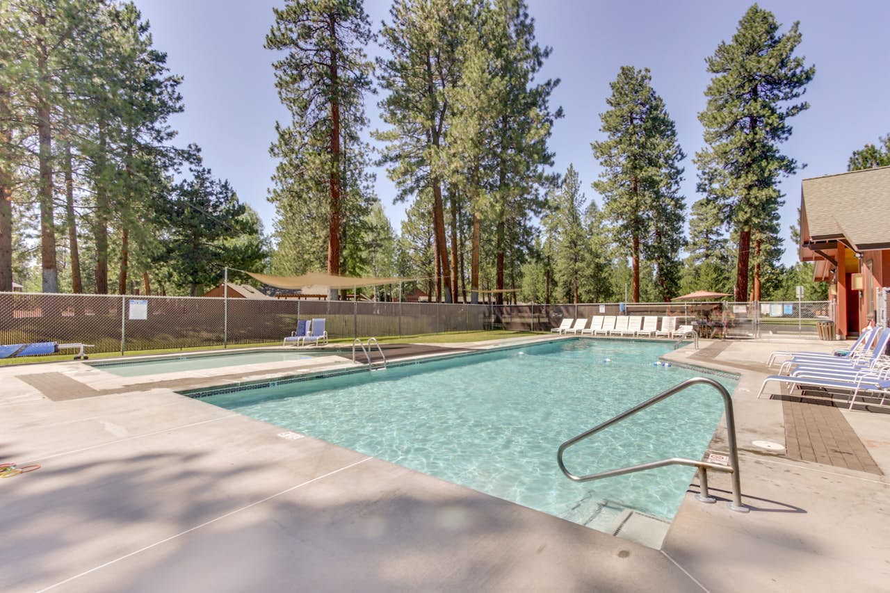 Sisters Tollgate Retreat with Hot Tub & WiFi 2 BD Vacation Rental in