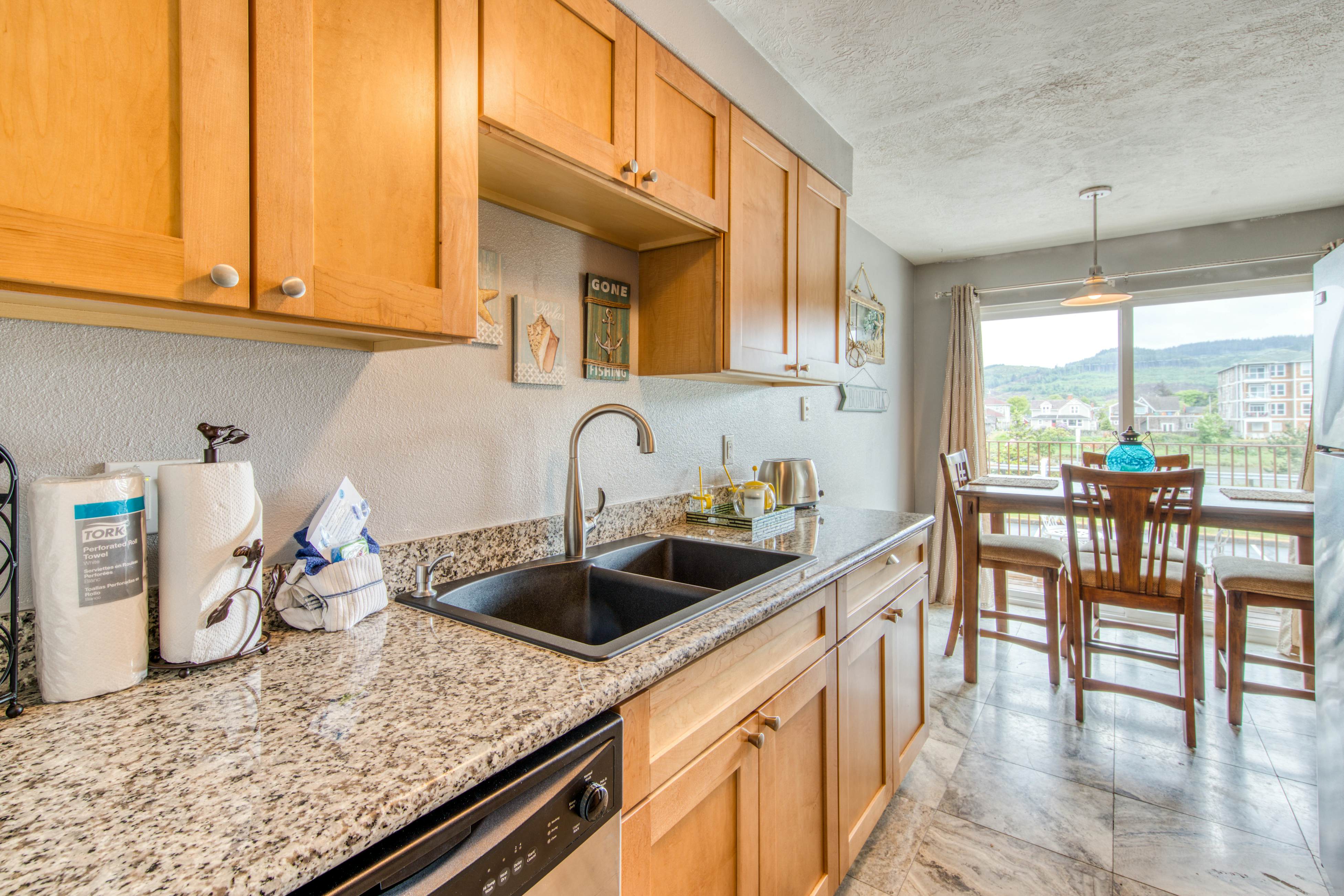 RiverWalk Cozy Condo 2 BD Seaside, OR Vacation Rental Vacasa