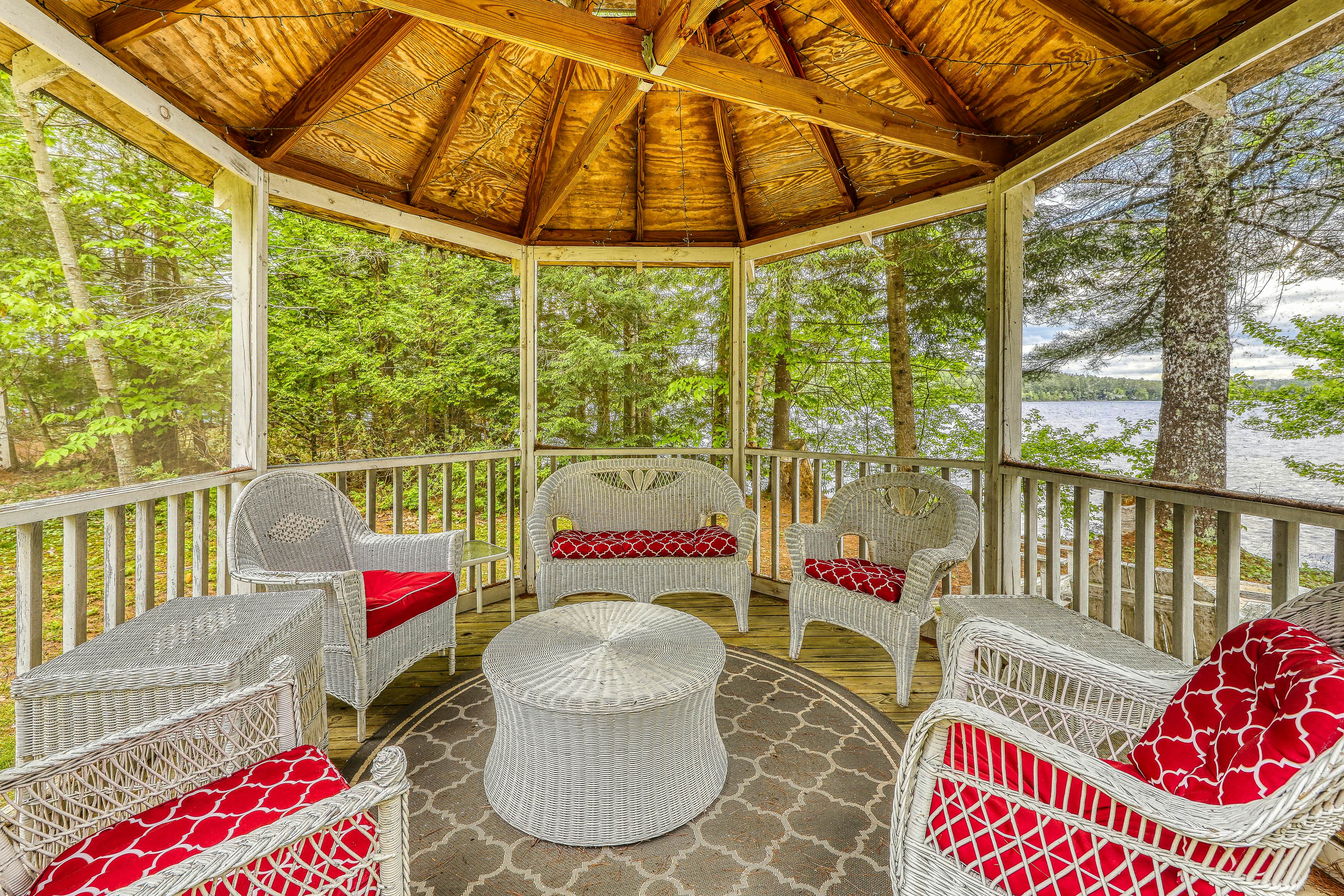 The Lakeside White House