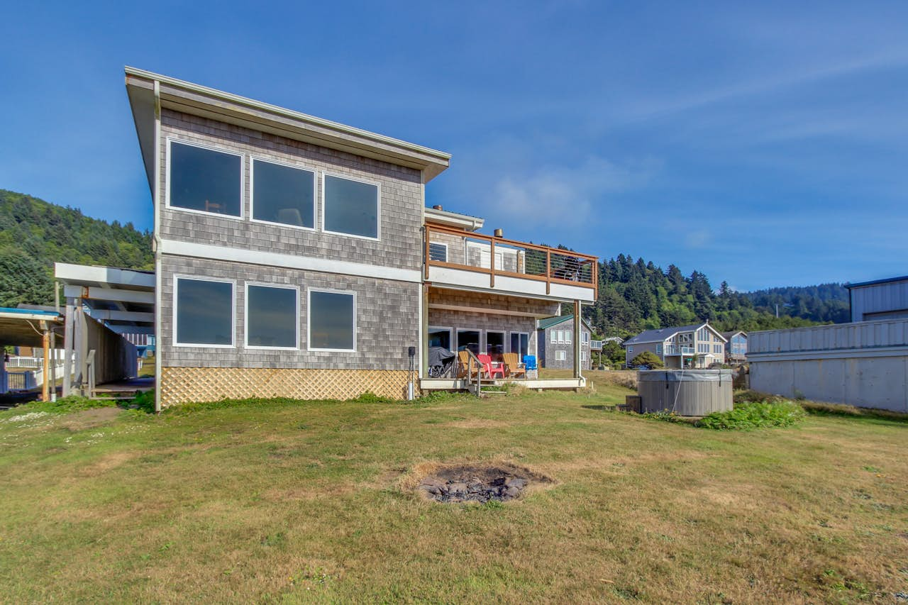 Rocky Shores Vacation Rental 6 BD Vacation Rental in Yachats, OR Vacasa