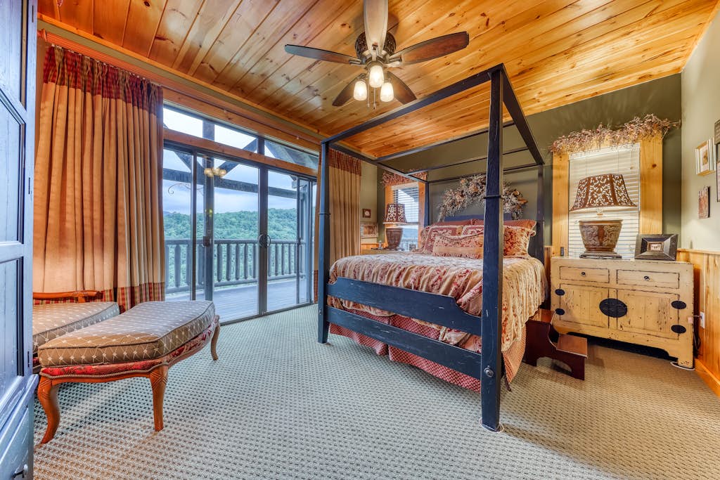 Mtn Getaway, Sleeps 12, Spectacular Views, Hot Tub — Sevierville, TN — vacation rental