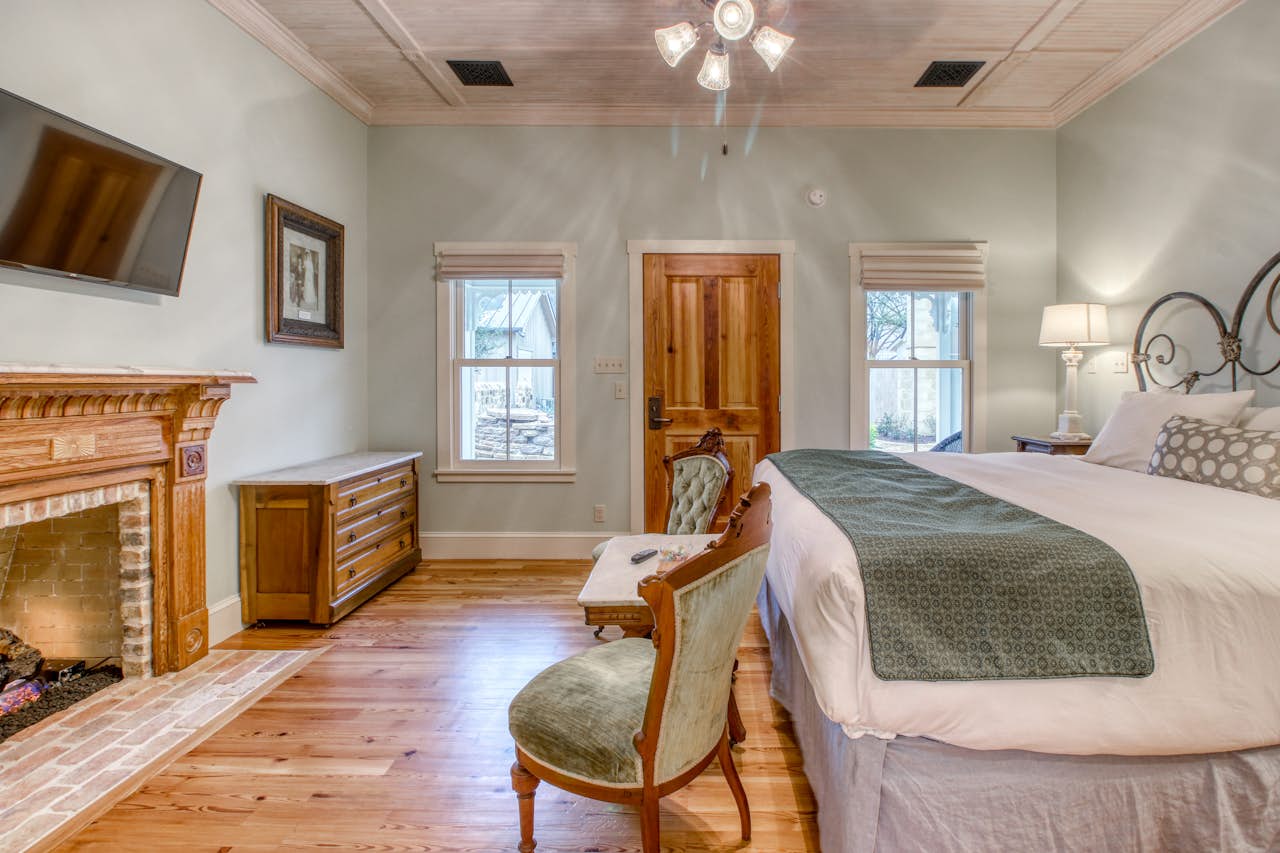 The Blacksmith Quarters on Barons Creek The Cornelia 1 BD Vacation