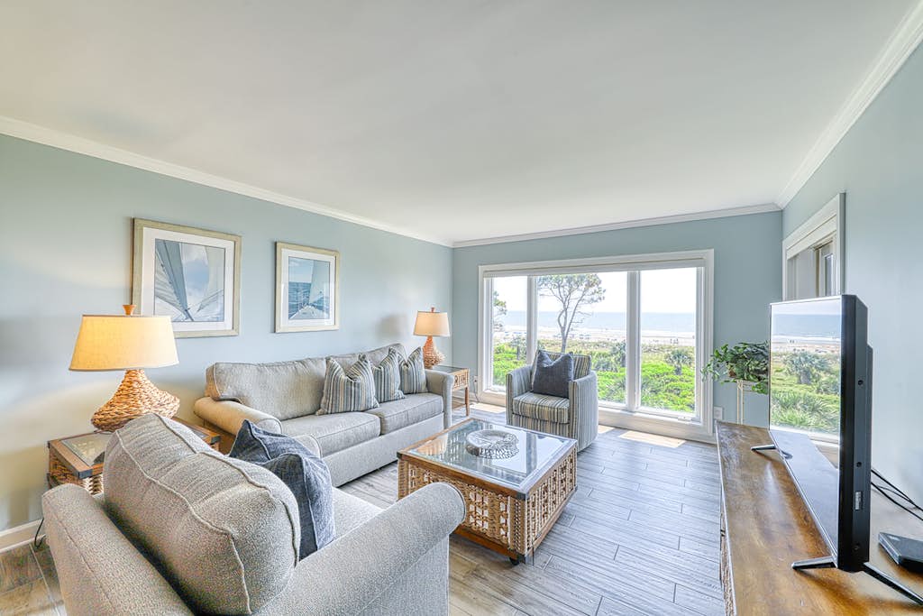 Updated beach gem with ocean views, pool, hot tub, & tennis - snowbird-friendly — Hilton Head, SC — vacation rental