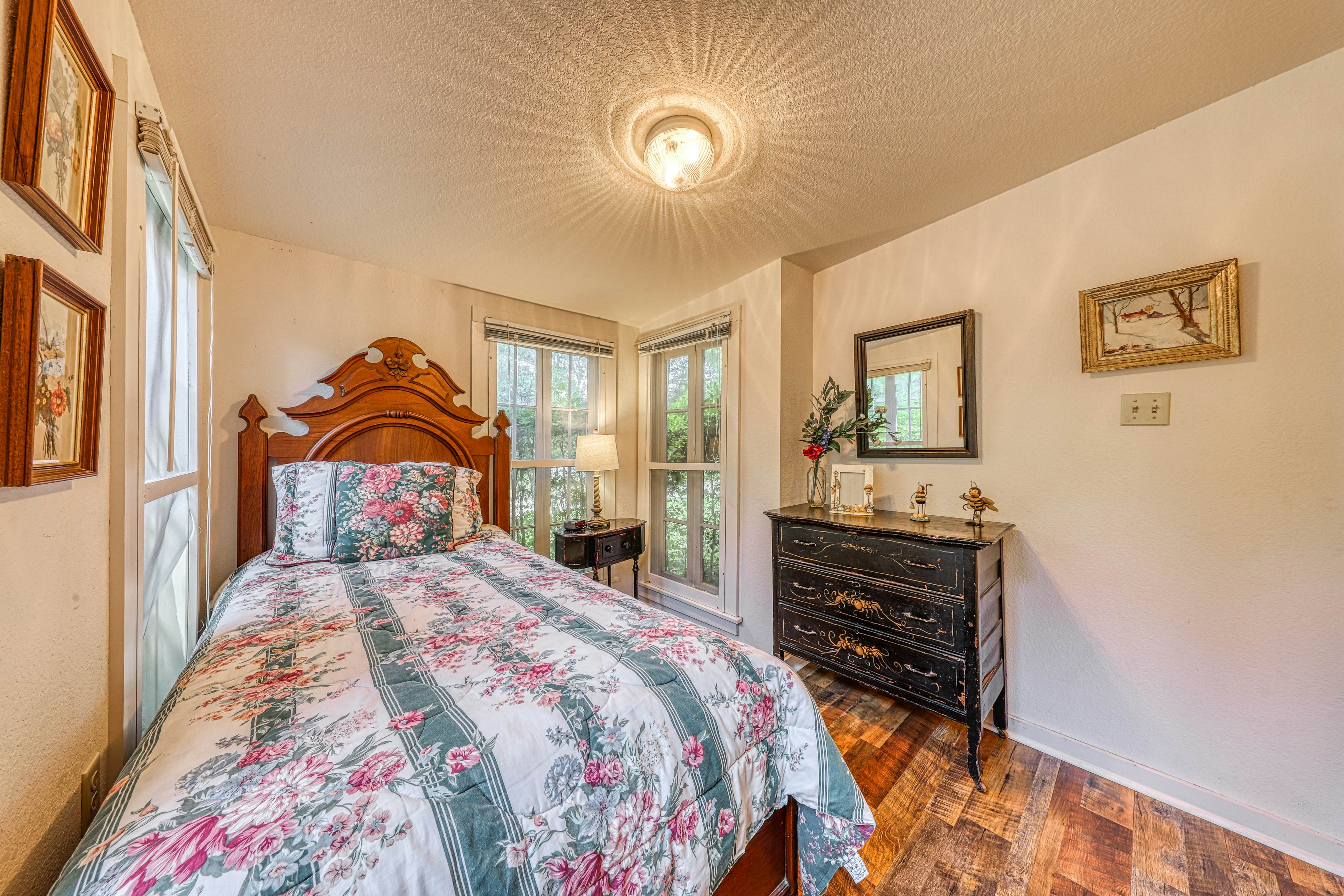 Bumblebee Lodge 3 BD Ingram, TX Vacation Rental Vacasa