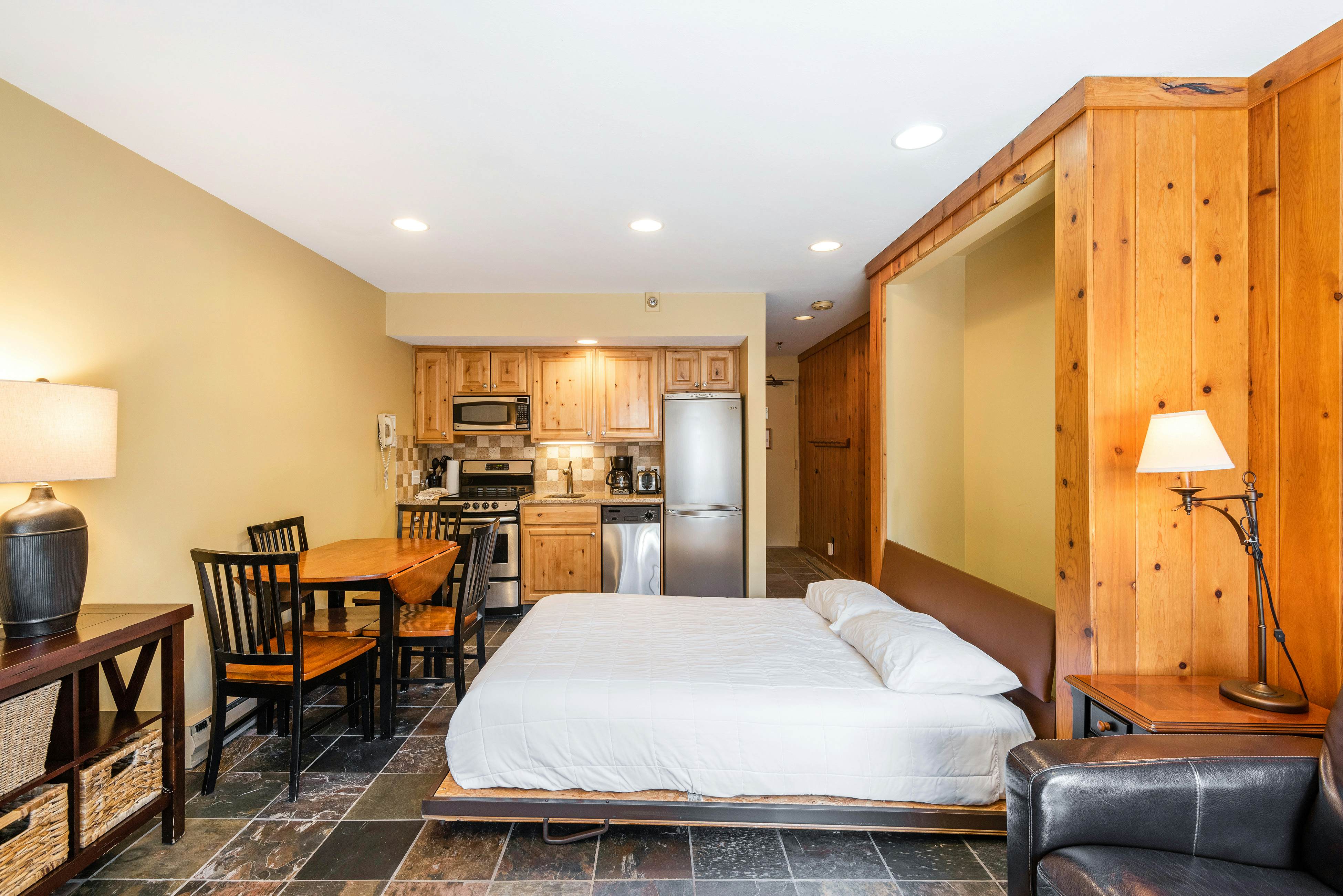 SKI-IN/SKI-OUT MOUNTAIN VILLAGE STUDIO #225