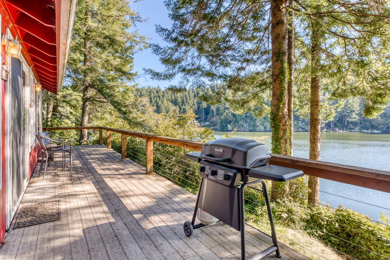 Rustic Retreat on Mercer Lake 2 BD Vacation Rental in Florence, OR Vacasa