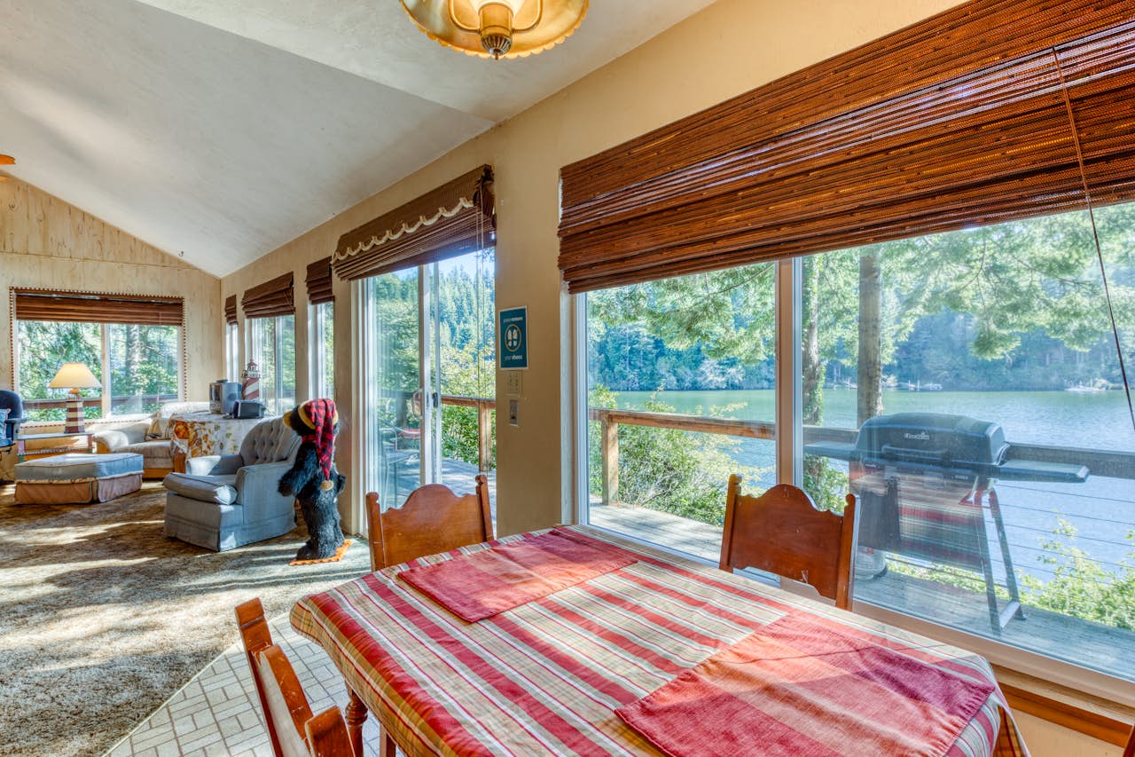 Rustic Retreat on Mercer Lake 2 BD Vacation Rental in Florence, OR