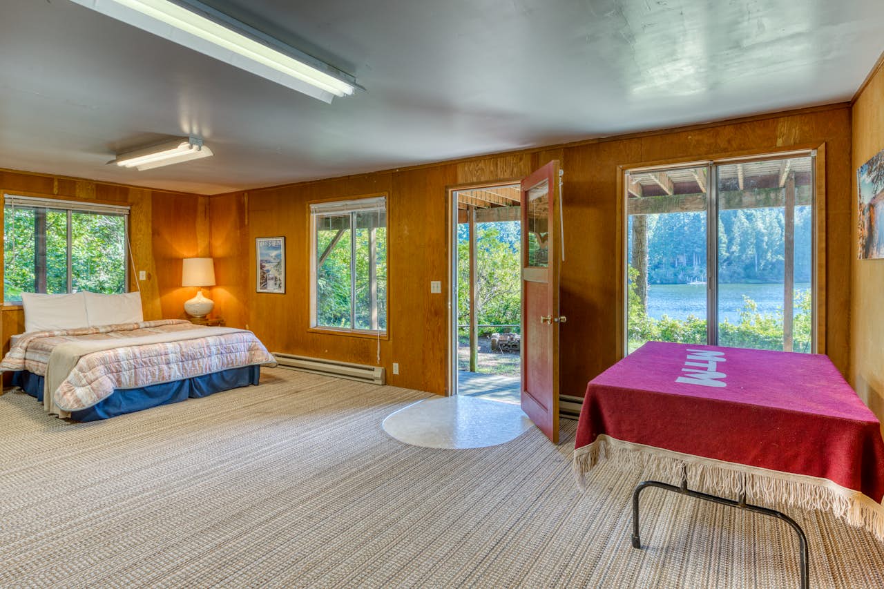 Rustic Retreat on Mercer Lake 2 BD Vacation Rental in Florence, OR