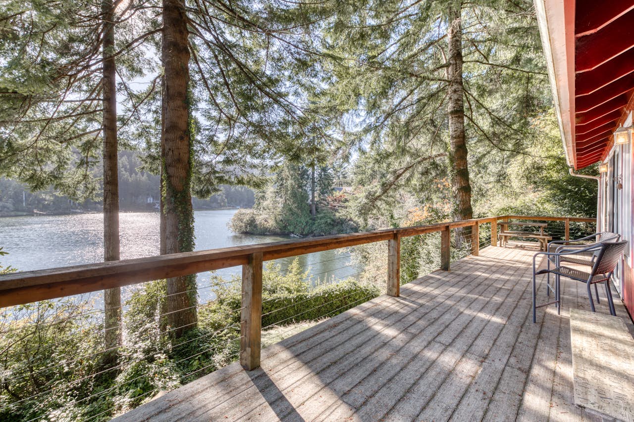 Rustic Retreat on Mercer Lake 2 BD Vacation Rental in Florence, OR