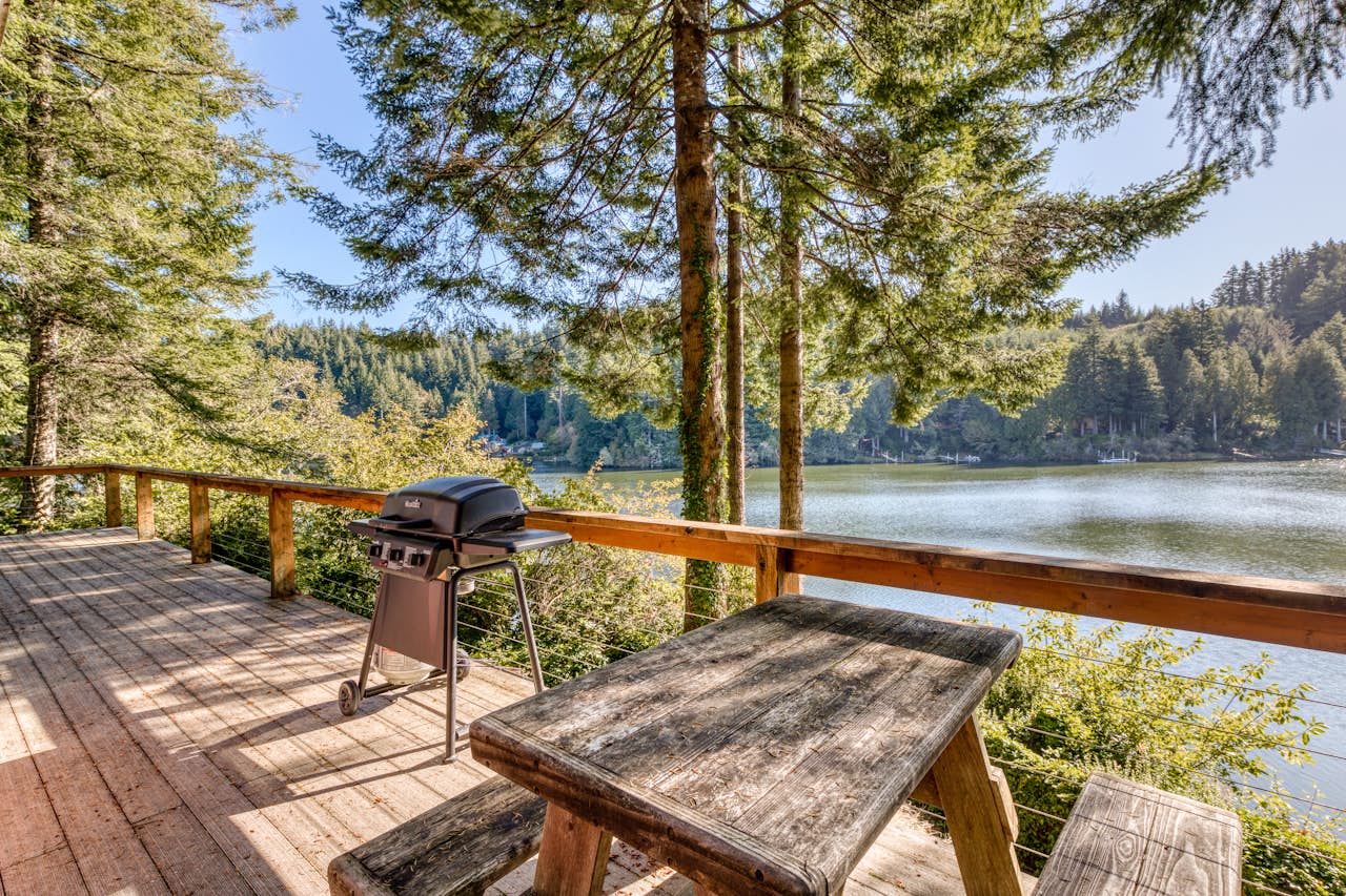 Rustic Retreat on Mercer Lake 2 BD Vacation Rental in Florence, OR