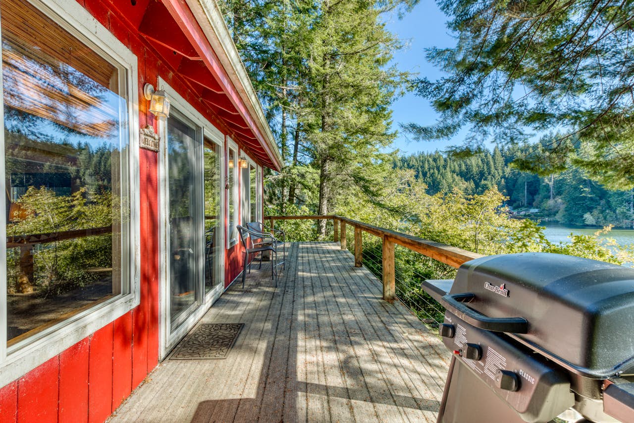 Rustic Retreat on Mercer Lake 2 BD Vacation Rental in Florence, OR